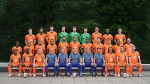 《曼联今夏锋线新目标！扬-迪奥曼德加盟争夺战一触即发，强敌林立谁能拔得头筹？》